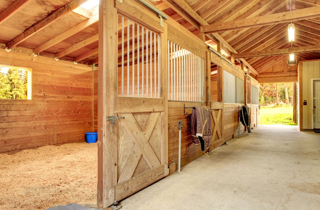 Stable interior with hemp bedding